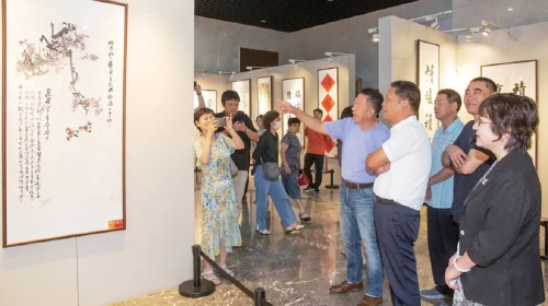 ���ϡ����Ķ�����Э���黭����չ��Ļ