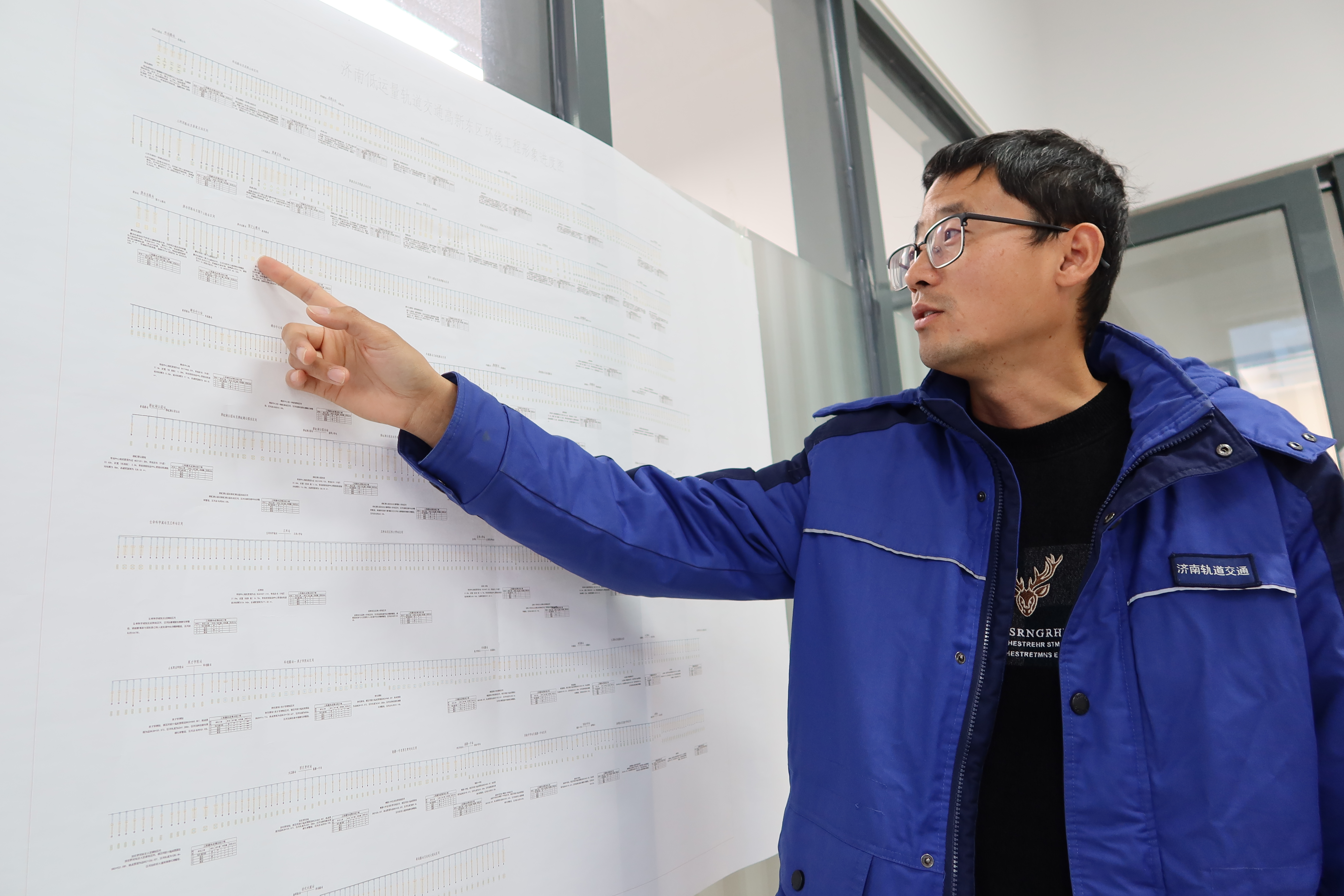 融媒·见证丨车在绿中行，人在画中游——“云巴”与法桐的约定