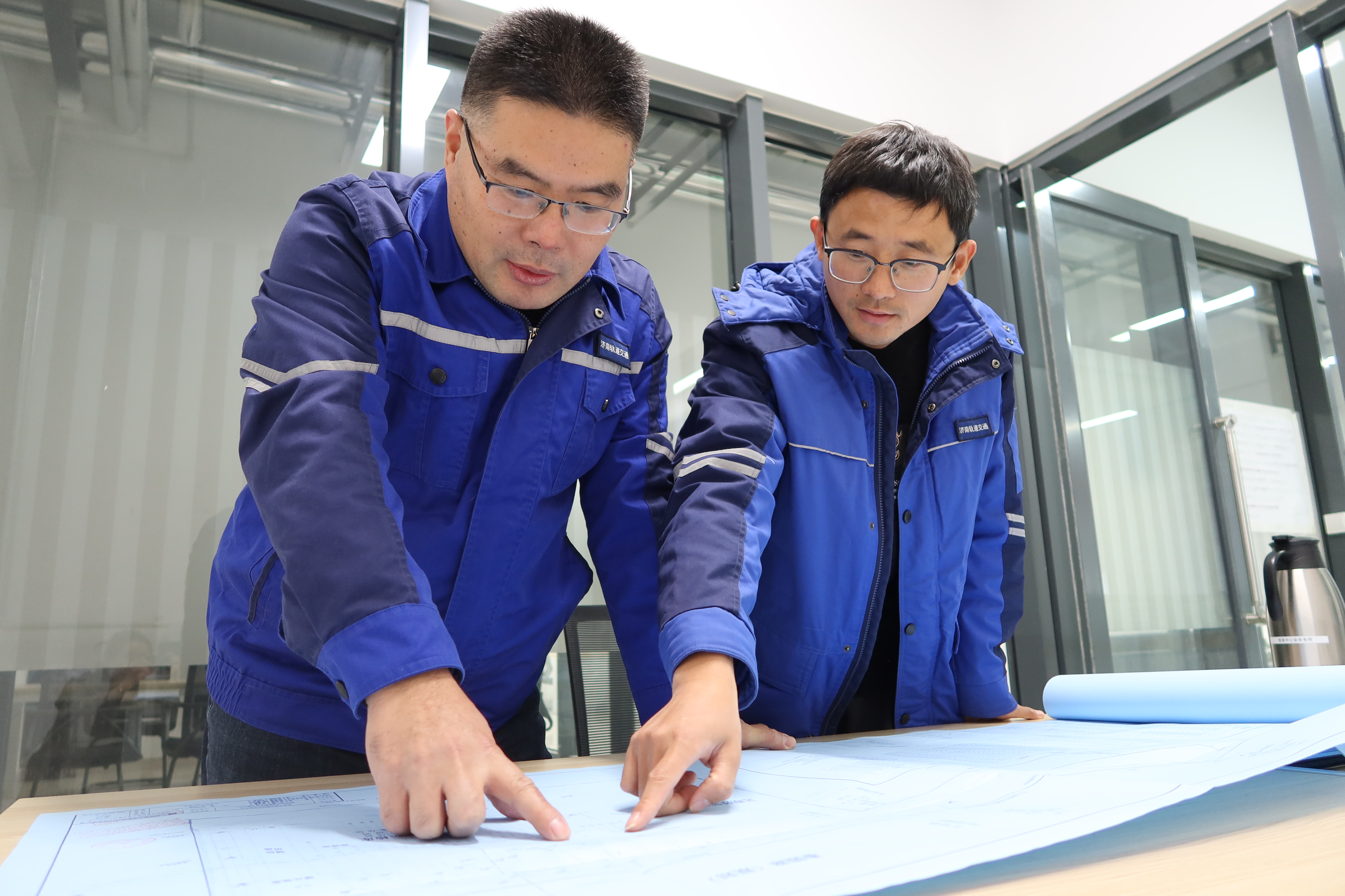 融媒·见证丨车在绿中行，人在画中游——“云巴”与法桐的约定