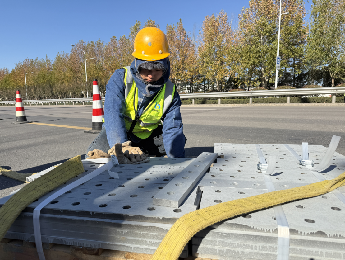 融媒·见证丨车在绿中行，人在画中游——“云巴”与法桐的约定