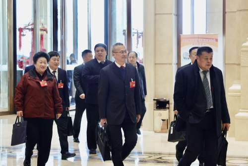 同担使命赴盛会 群策群力谋发展——市十八届人大四次会议和市政协十五届四次会议代表委员报到侧记