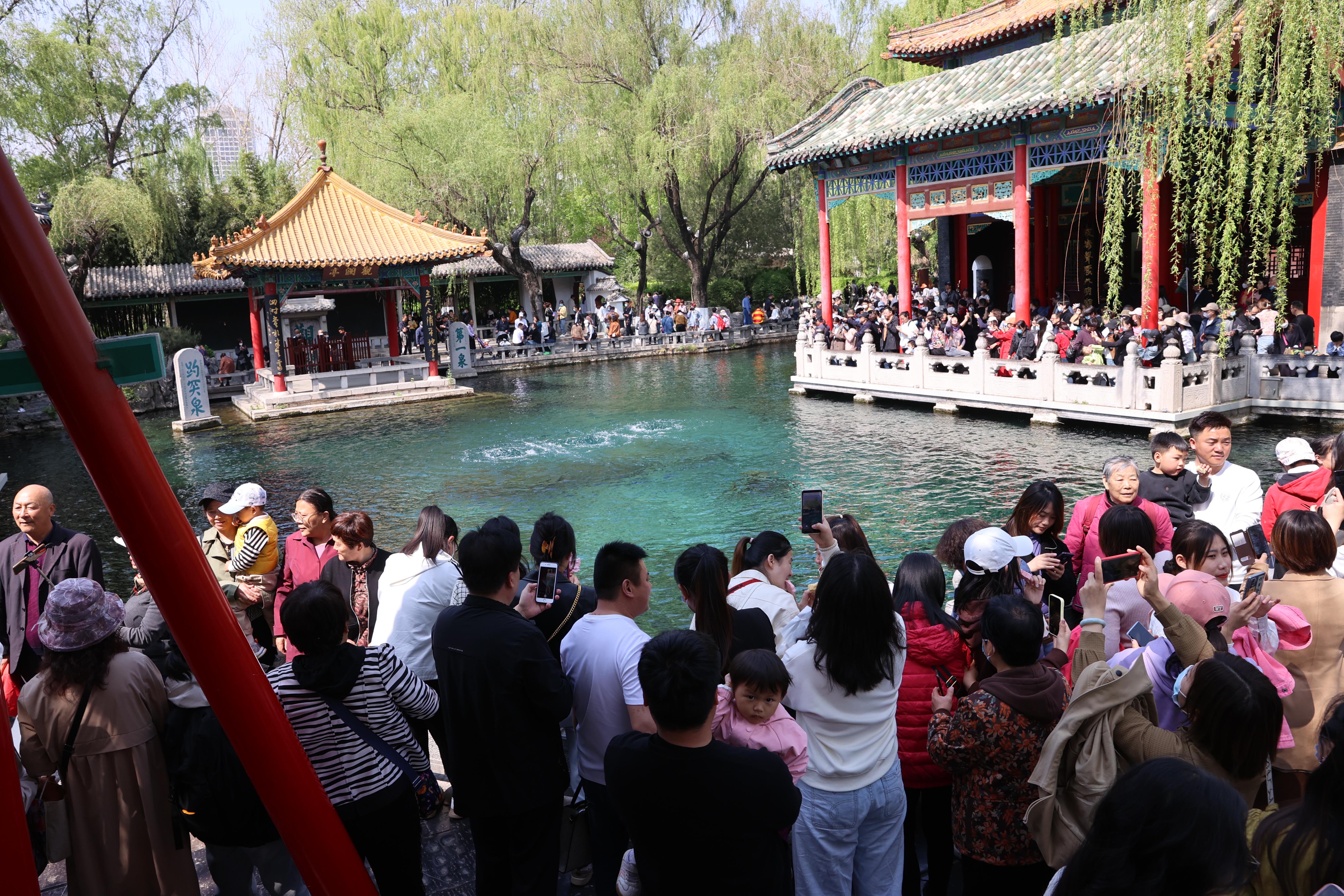 “五一”游园林，千佛山、天下第一泉等景区里京剧戏曲、群众汇演、园林花市样样有