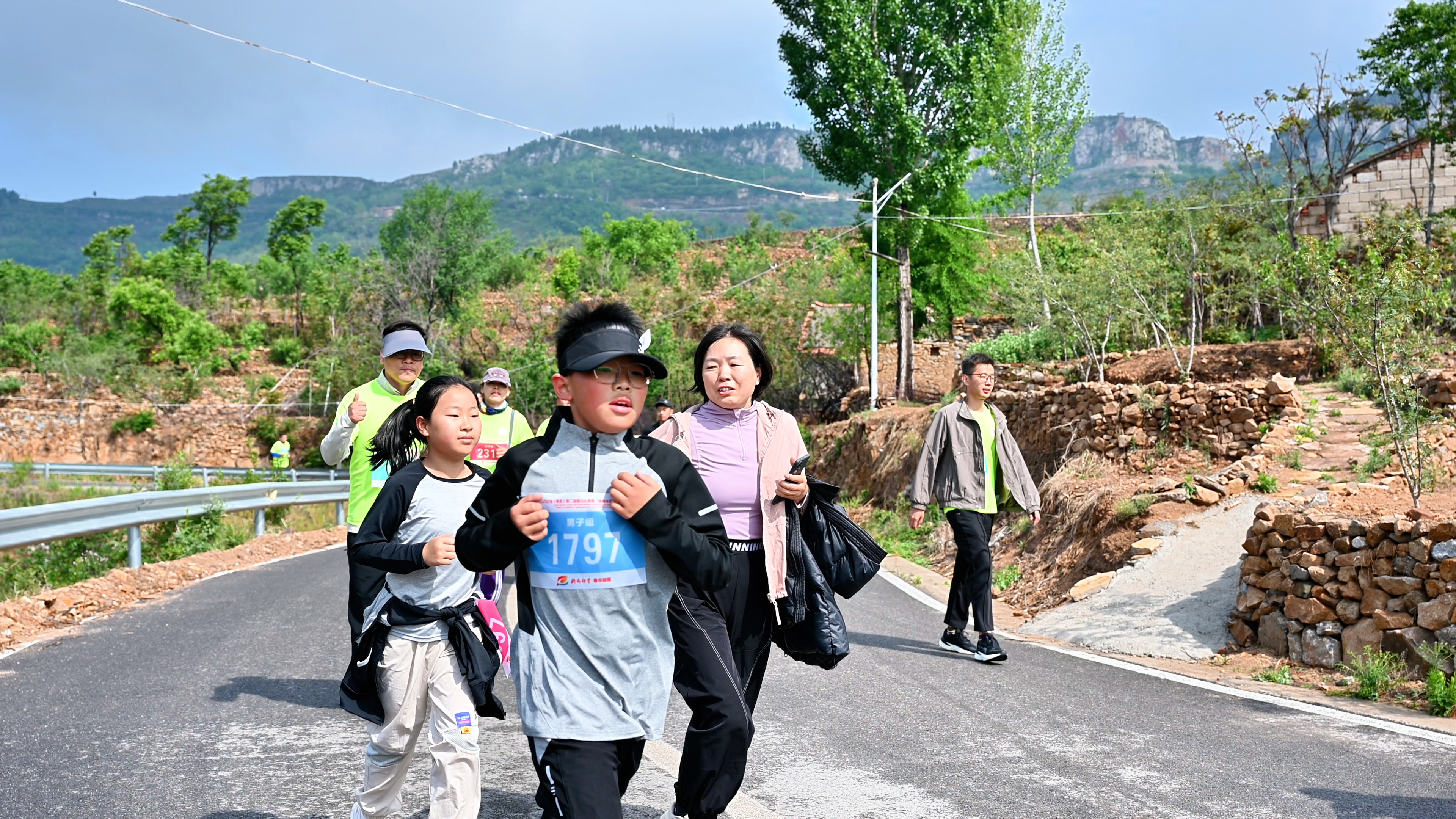樱香漫山同竞技 驰骋“云端”燃活力！2025济南（莱芜）第二届登山比赛圆满落幕