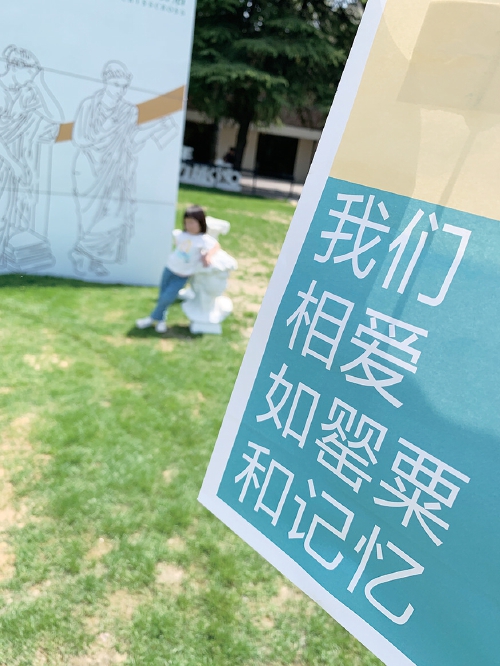 云朵和阳光络绎不绝的一天