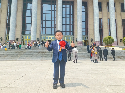 从“被帮扶者”到“助残先锋” ——“全国自强模范”艾贻明的逆袭之路