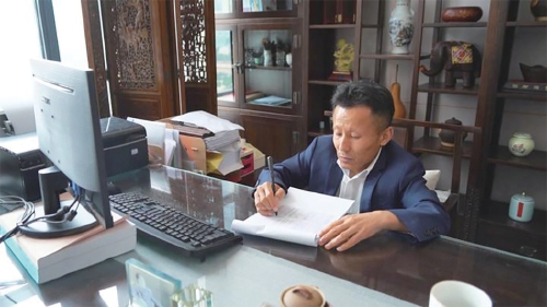 高中辍学后，身高1.25米的他逆袭成身价过亿的企业家