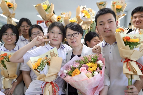 有时候，笑着笑着就哭了……高三学子迎来“最后一课”