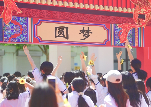 有时候，笑着笑着就哭了……高三学子迎来“最后一课”