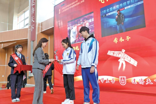 高中三年不仅要积累知识，更要锻炼综合能力 