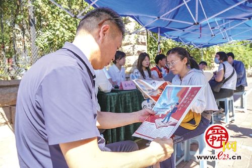 家长点赞《陪考特刊》 期待中考志愿填报服务会