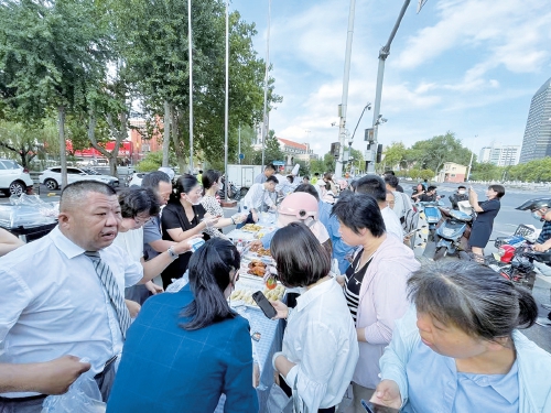 济南一知名酒店“摆摊”，董事长上街掌勺，餐品均价12.7元，市民直呼“接地气”