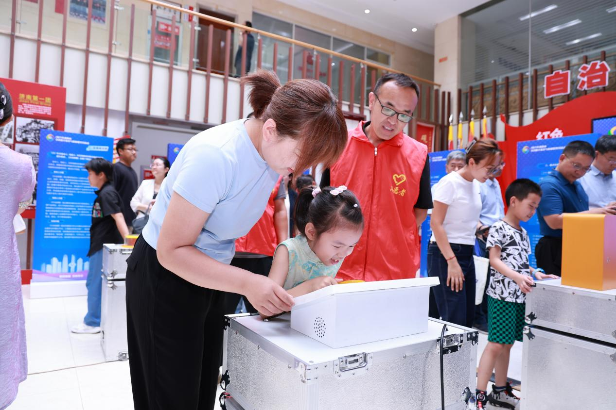 数智赋能 全民共享 2025年济南市全民数字素养与技能提升月启动仪式暨进社区活动成功举办