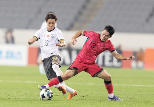 东亚杯首战遭遇“开门黑” 国足丢掉幻想才能找到出路
