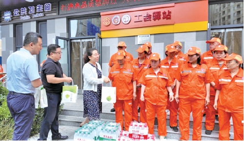 济南为环卫工人撑起高温“防护伞”