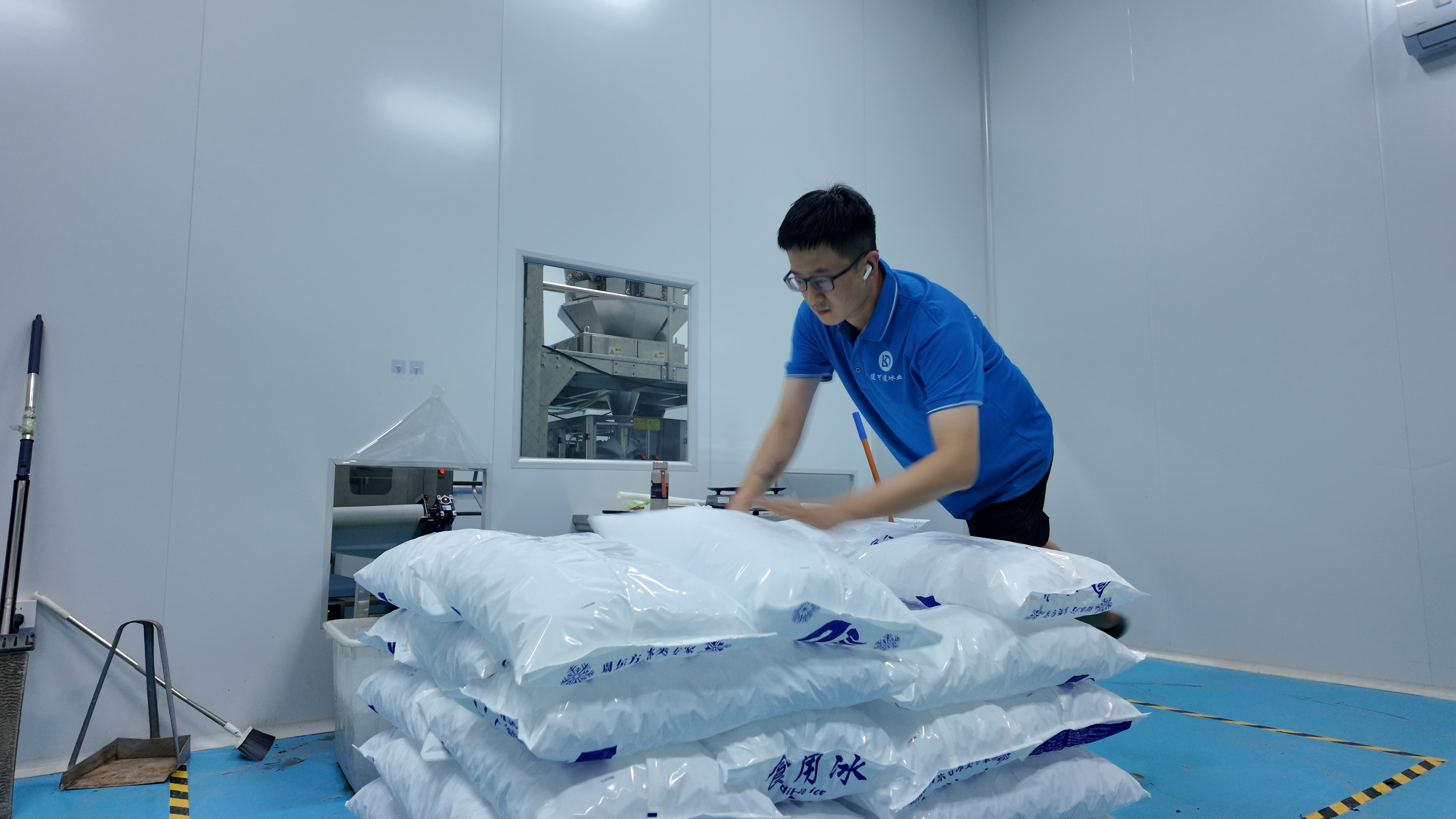 融媒·见证丨探访“冰工厂”：当35℃热浪撞上零下15℃坚冰——来，清凉一“夏”！