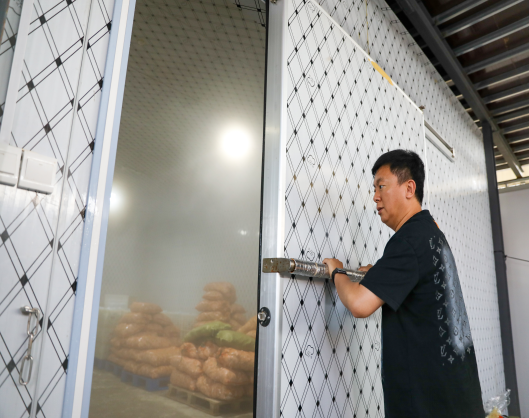 融媒·见证丨探访“冰工厂”：当35℃热浪撞上零下15℃坚冰——来，清凉一“夏”！