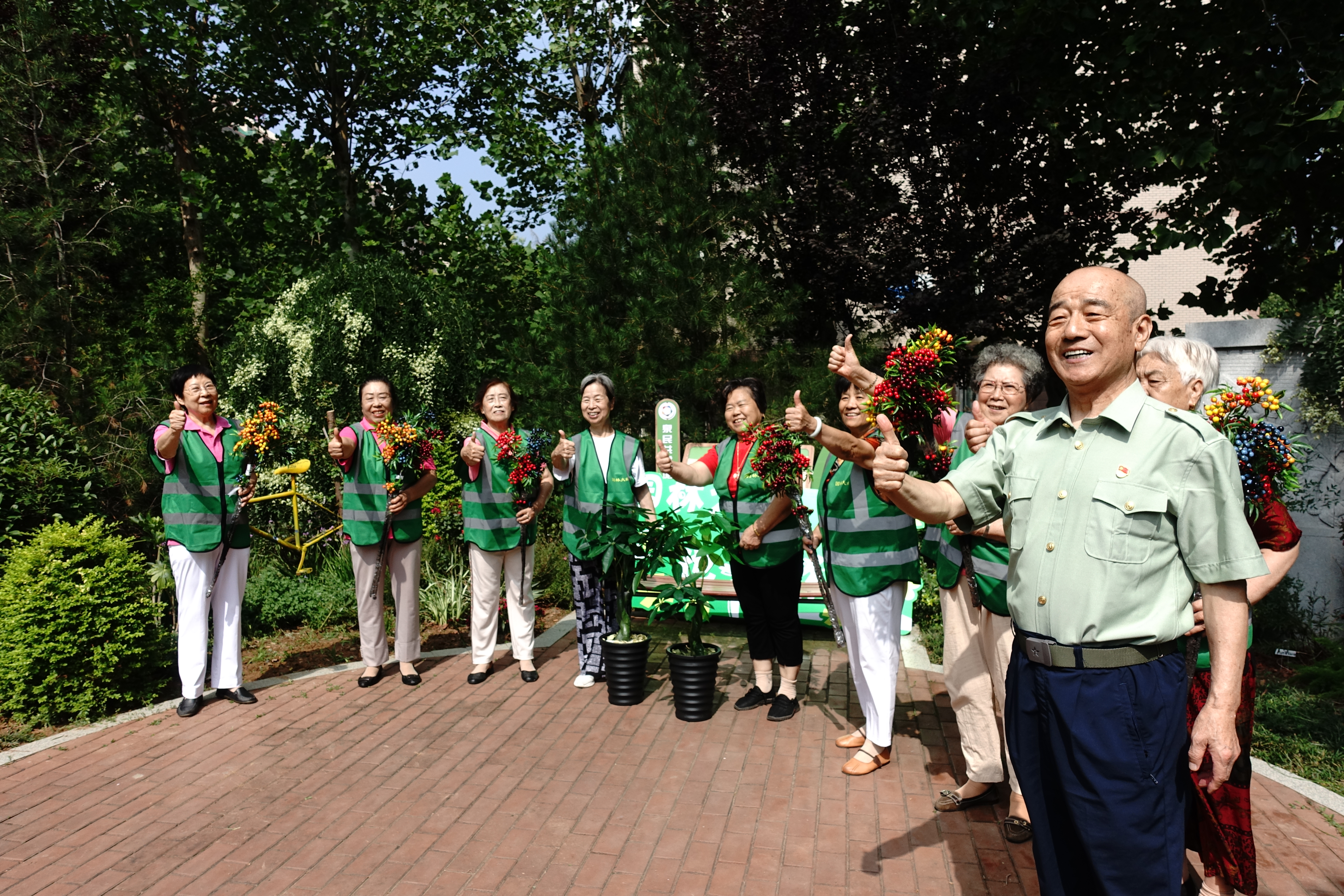 融媒·先锋丨众手栽花为谁开：一群人，在“方寸之地”探索“街角美学”
