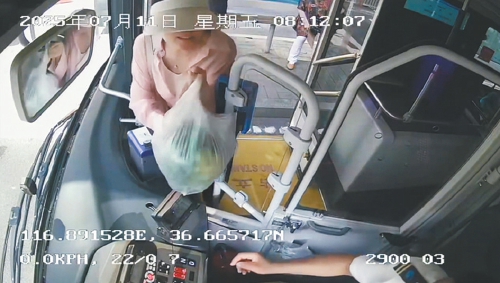 一把雨伞传温情 品牌服务“很泉城”！济南公交西部分公司打造品牌线路绘就城市文明新图景
