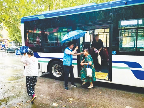 一把雨伞传温情 品牌服务“很泉城”！济南公交西部分公司打造品牌线路绘就城市文明新图景