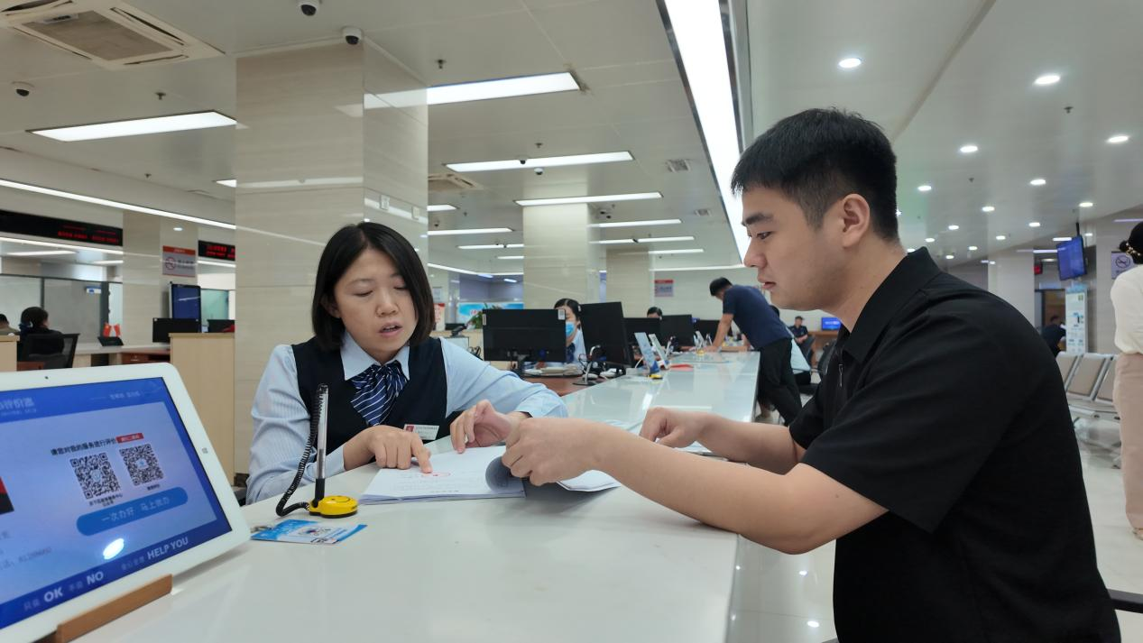 融媒·见证丨企业实现“无缝换装”：从“公示20天”到3小时办结，新政破冰“注销重来”困局