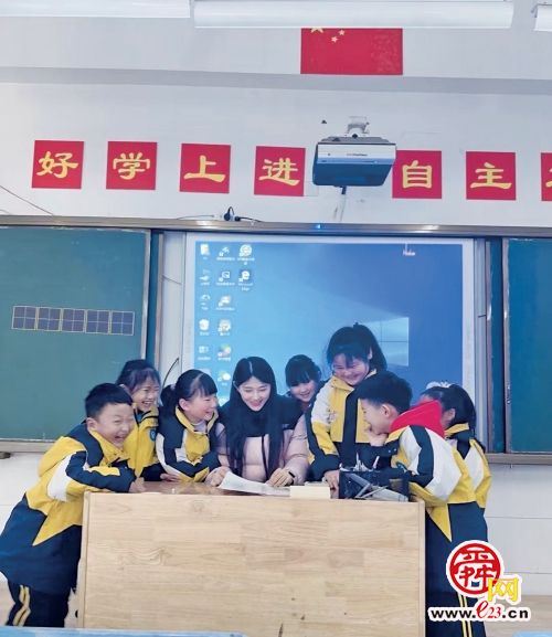 抓阄赢撒欢、评语玩反转……严老师的“套路”课堂火遍了全网