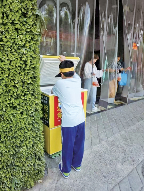 “爱心冰柜”引发泉城市民爱心接力，河南母亲来济“报恩”收获更多感动