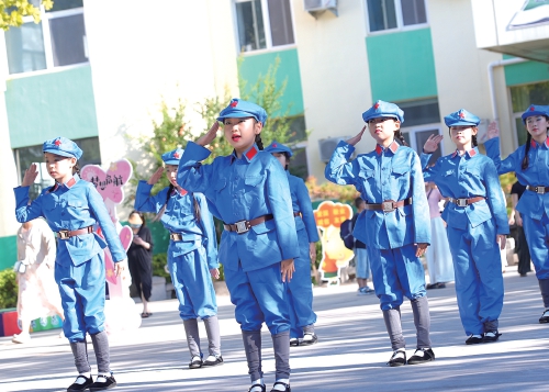 伟大抗战精神在校园里熠熠生辉 济南中小学以“开学第一课”纪念中国人民抗日战争暨世界反法西斯战争胜利80周年