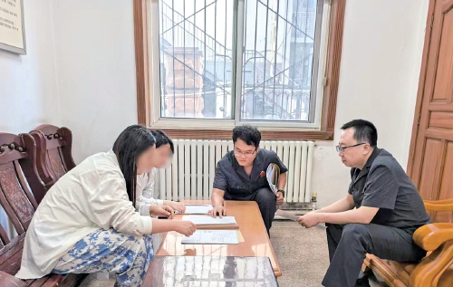 法官来到综治中心