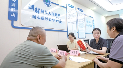 法官来到综治中心