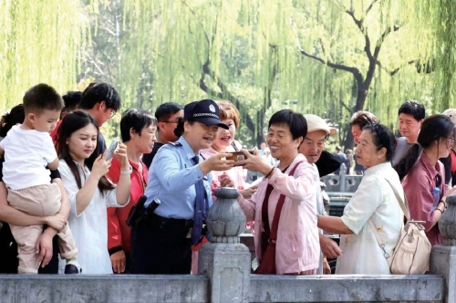 “双节”期间历下公安全警动员全面启动护航模式 安保与服务并重传递“泉城温度”