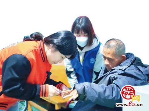 独居老人增多，“外包”陪伴有需求——租个“儿女”陪爸妈？