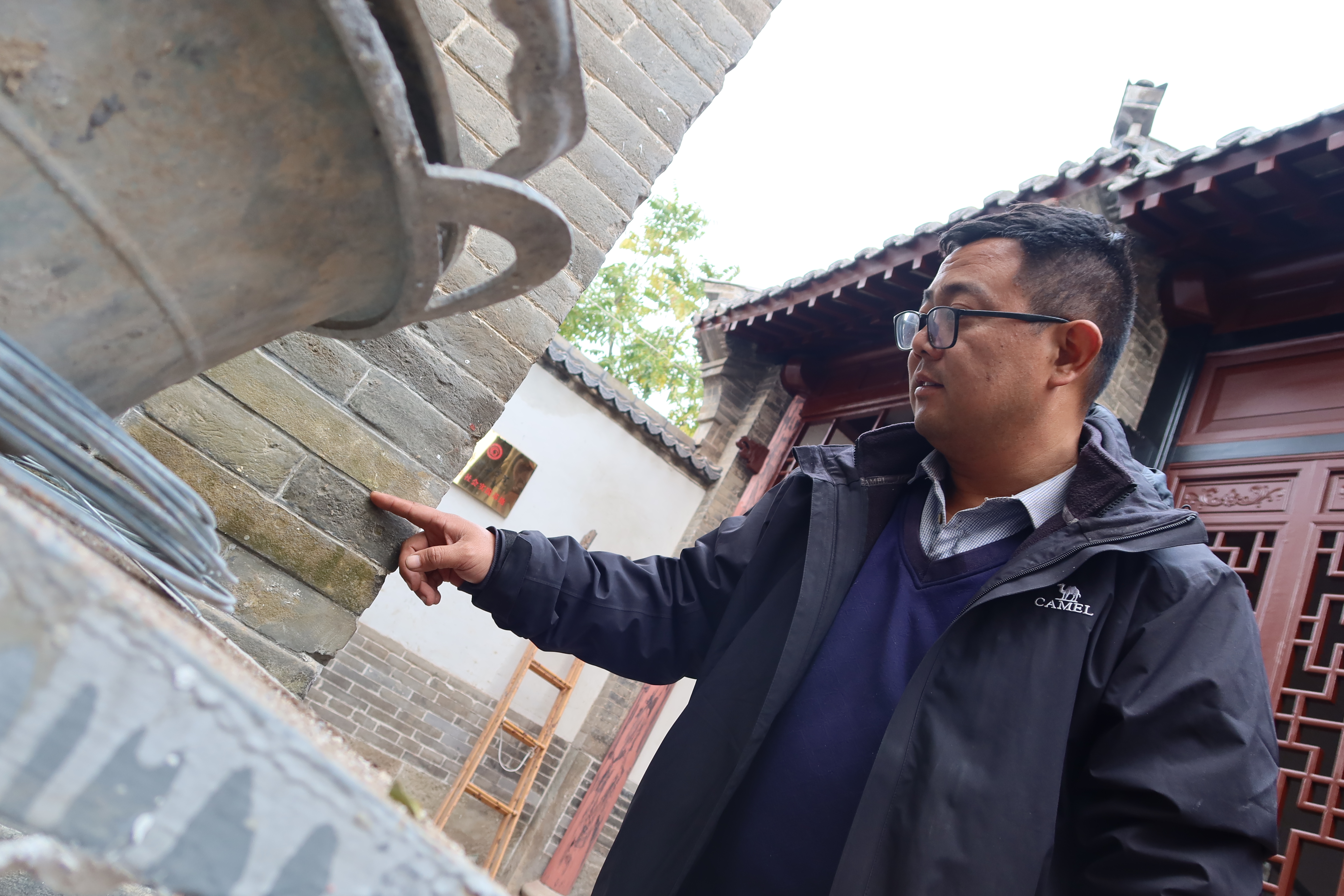 融媒·画像丨一场穿越时空的“对话”，让古建重获新生——“上房揭瓦”的他们