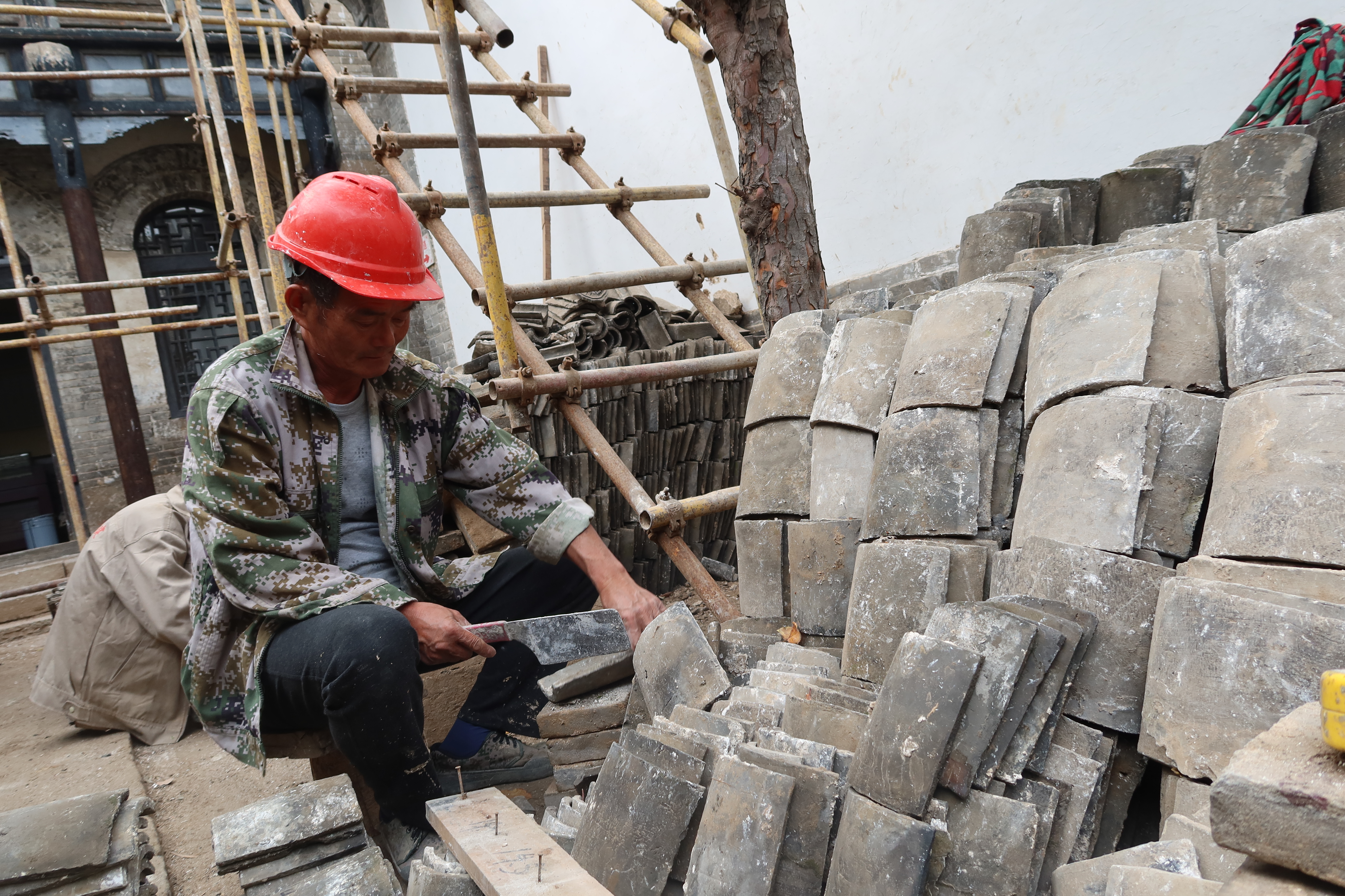 融媒·画像丨一场穿越时空的“对话”，让古建重获新生——“上房揭瓦”的他们