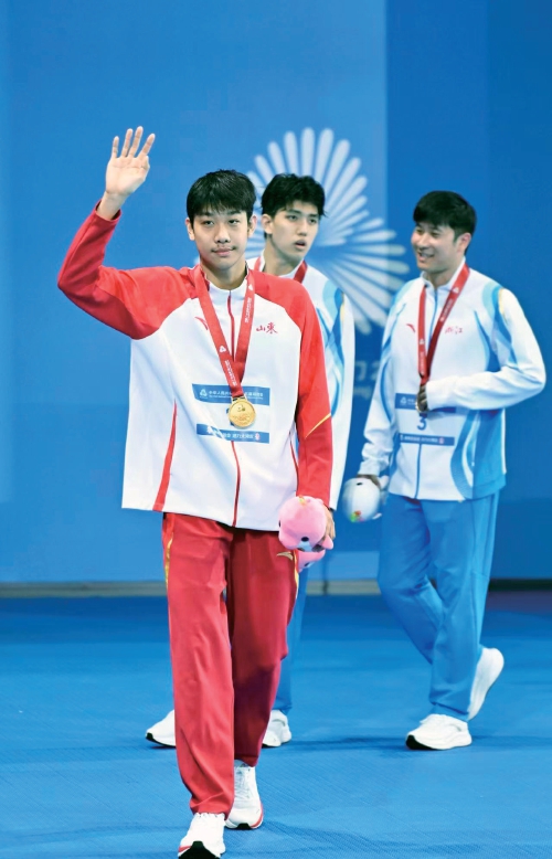 18岁的张展硕战胜孙杨潘展乐夺金 新王当立！开启他的时代
