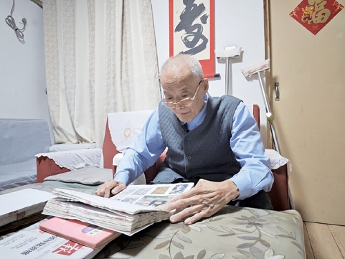 济南72岁老人爱好剪报，50年手工制成50册“剪报集”