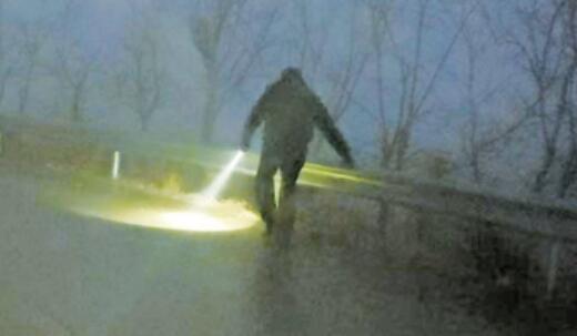 民警凌晨护送就医家庭下山