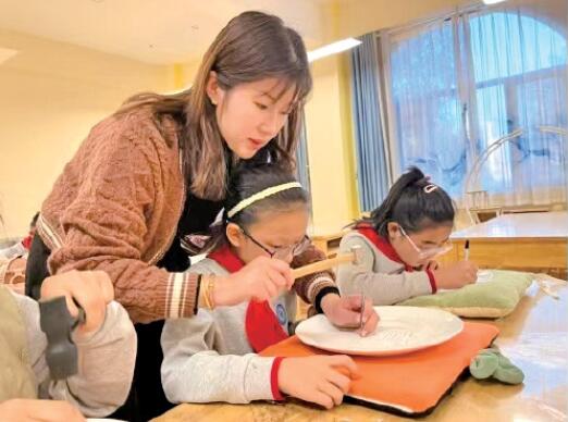 北苑小学有位非遗传承人带着学生在瓷器上“刺绣”