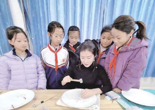 北苑小学有位非遗传承人带着学生在瓷器上“刺绣”