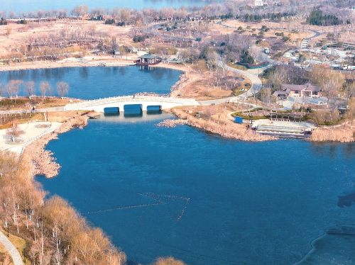 冬日华山湖 冰凝绘盛景