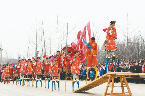 锣鼓敲出幸福年 高跷踩出精气神 “黄河情 锦水行”元宵扮玩文化活动举行