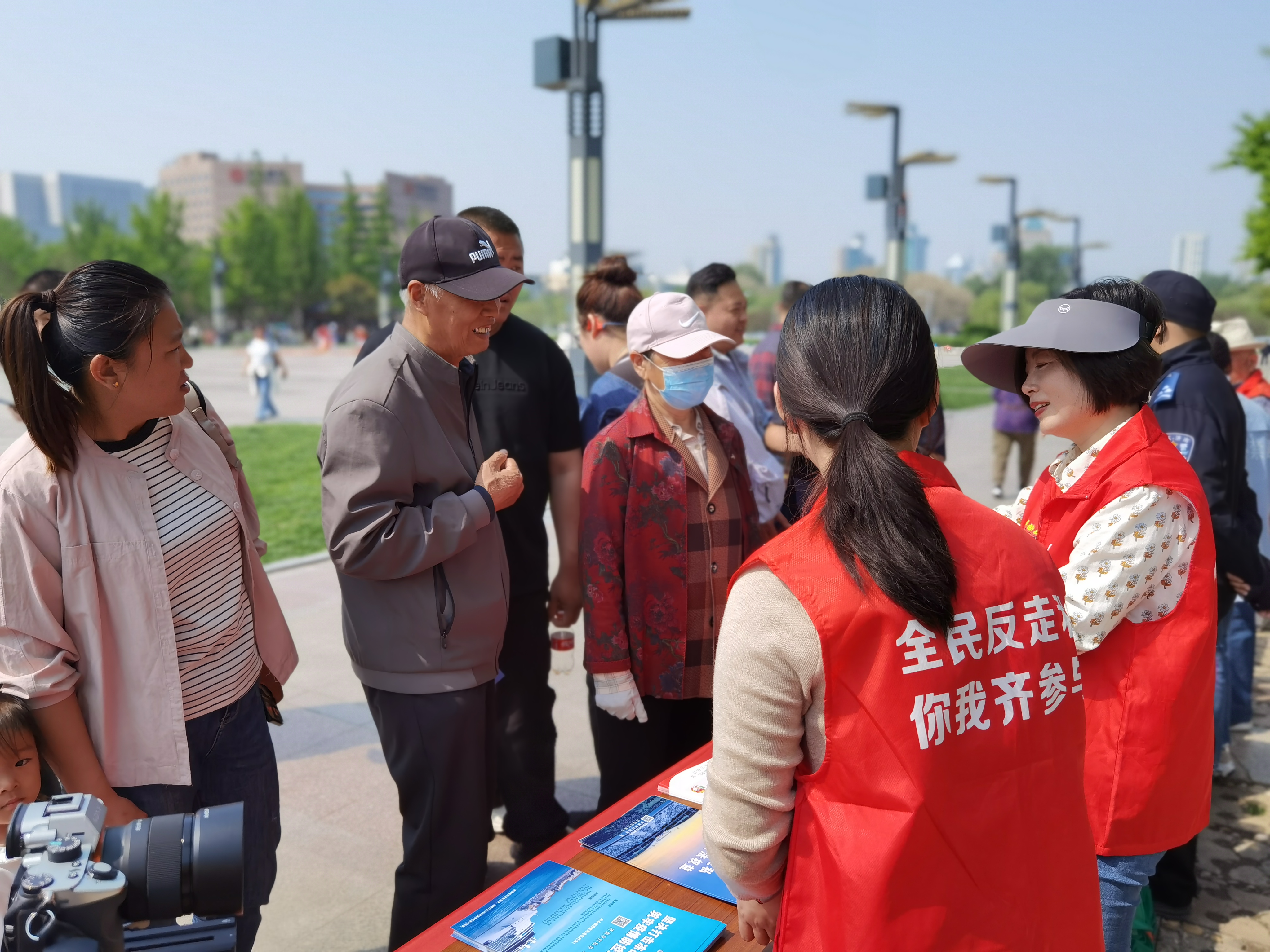 济南市打私办在泉城广场举办“4·15”全民国家安全教育日反走私普法宣传活动