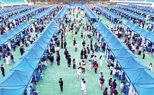 携2.2万岗位，580余家企业赴高校揽才