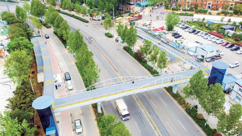 济南二环南路建起过街天桥