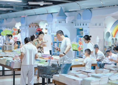 暑假开启，书城迎来大批“小书虫”