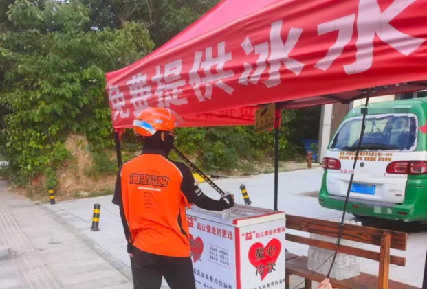 爱心冰箱送清凉 微小善举传大爱——云龙区基层委会员企业今夏再设“爱心冰箱”免费取水点