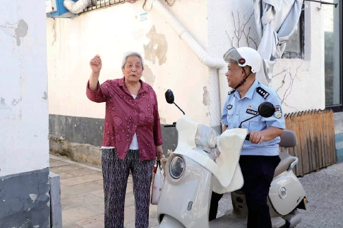 社区民警方宇: 以钢板为勋章，用跛步守护一方烟火