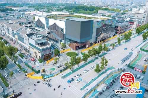 探访全段恢复通行的济南泉城路，保留石板路...
