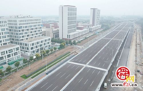 工业北路快速路东延项目 高架段开始施划交...