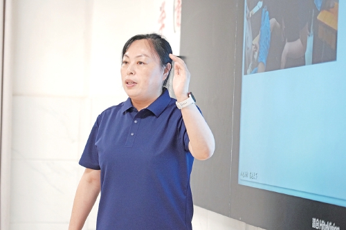 自己创作编写、设计封面并装帧——“高老师，我为您写了一本书”