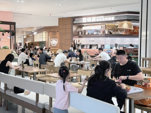 看完演唱会接着在这儿逛商场，有人专门从外地赶来排队吃饭 济南东部商圈为何如此吸引年轻人？